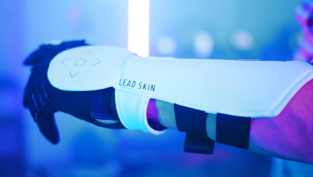 Ces gants VR suivent vos doigts et stimulent électriquement pour un retour haptique