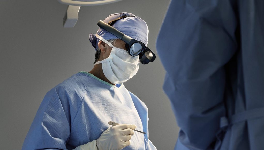 Magic Leap 2 получава сертификат, така че лекарите да могат да използват AR по време на операция